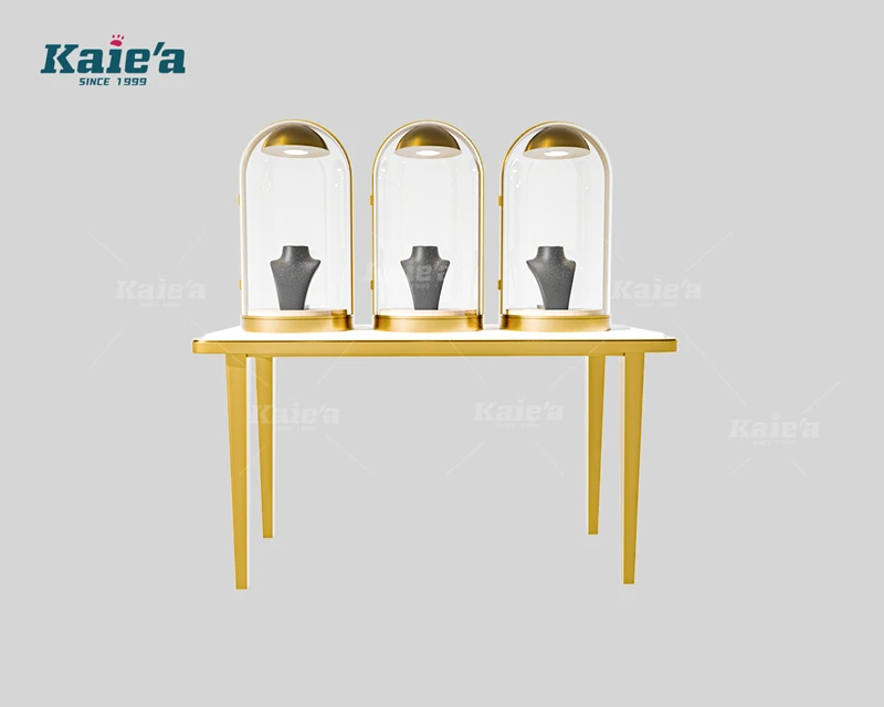 La table de pr&eacute;sentation de bijoux de luxe est livr&eacute;e avec 3 petites vitrines