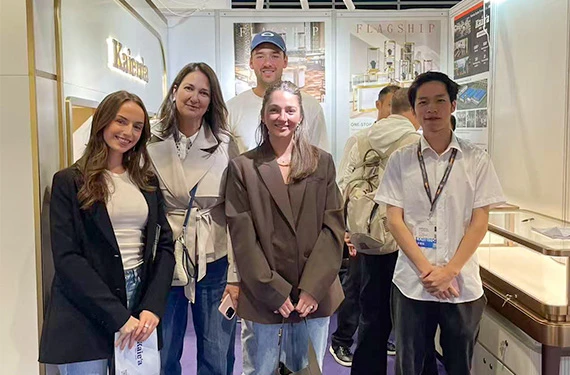 Photo de groupe &agrave; l'exposition