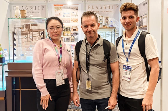 Photo de groupe &agrave; l'exposition